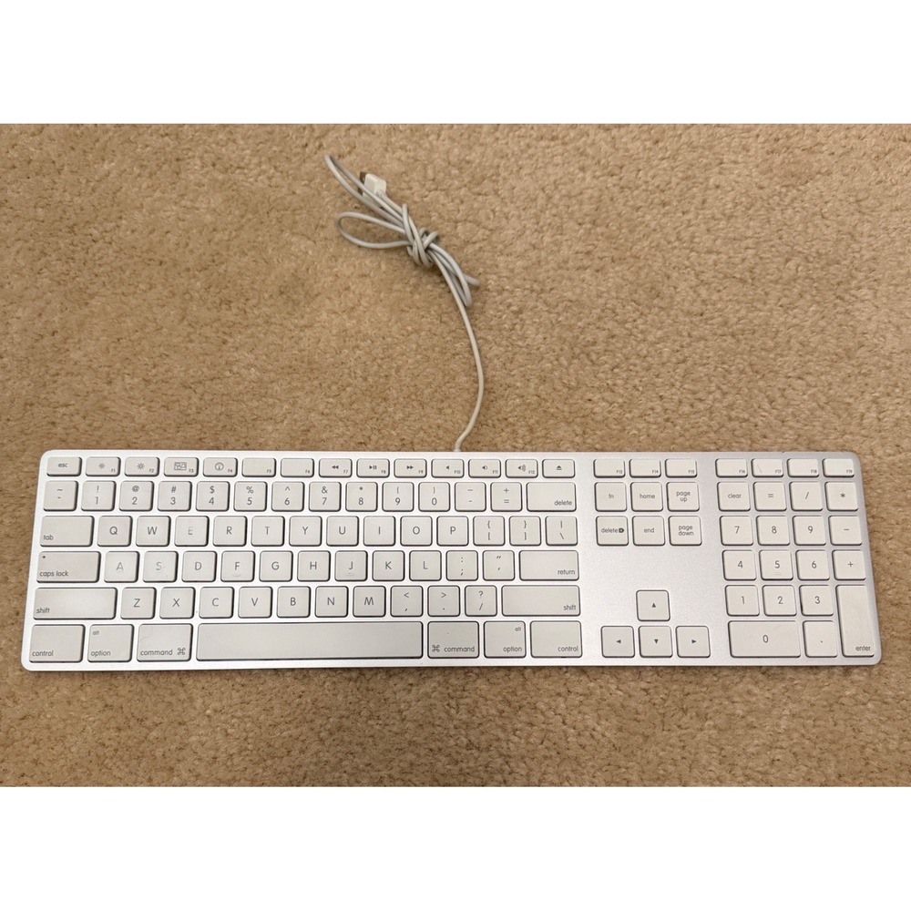 Apple A1243 Wired Keyboard with Numeric Keypad Silver Aluminum UNTESTED‎